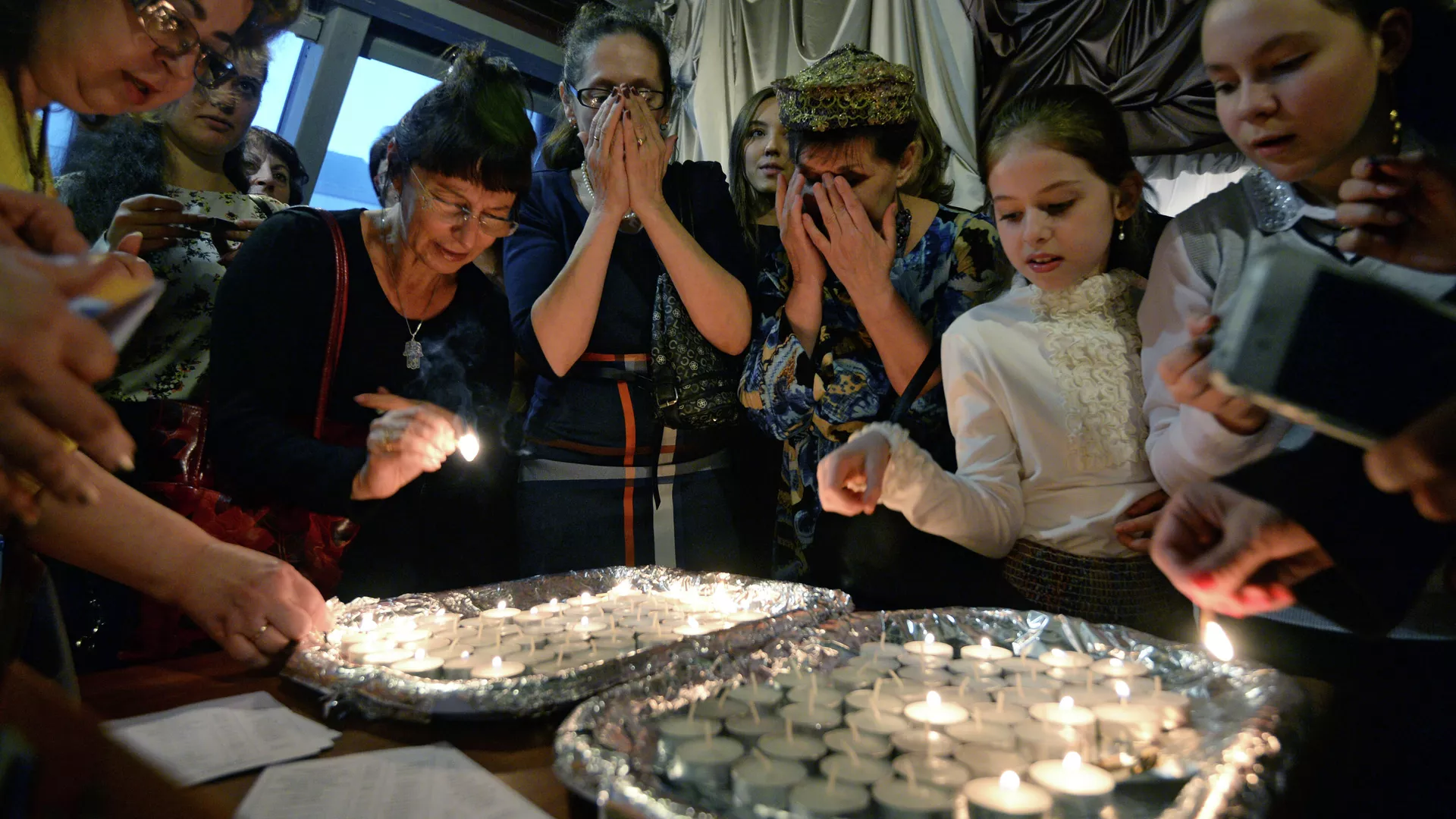 Женщины зажигают свечи в Новосибирском еврейском общинном культурном центре перед началом пасхального седера во время иудейского праздника Песах - РИА Новости, 1920, 22.04.2024