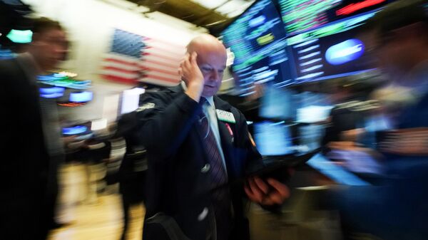 Трейдеры в момент закрытия торгов на Нью-Йоркской фондовой бирже