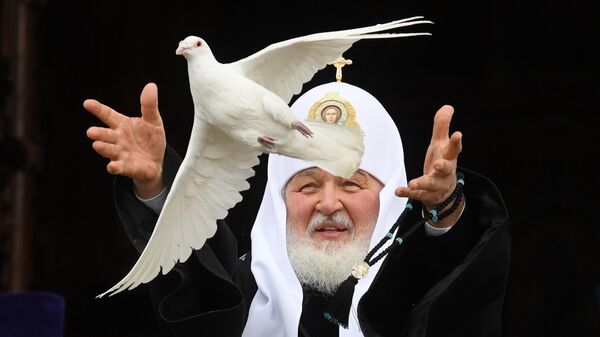 Патриарх Московский и всея Руси Кирилл выпускает голубя в небо в праздник Благовещения Пресвятой Богородицы