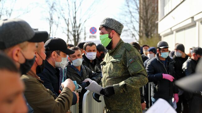 Мигранты у здания УФМС в Калининграде