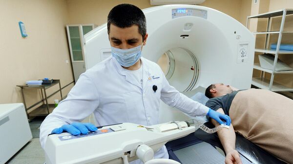 Врач-рентгенолог проводит обследование пациента