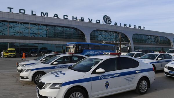 Автомобили ДПС у здания аэропорта Толмачево