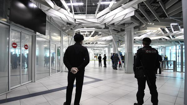Сотрудники полиции перед встречей пассажиров рейса 5702 Бангкок - Новосибирск авиакомпании S7 в аэропорту Толмачево