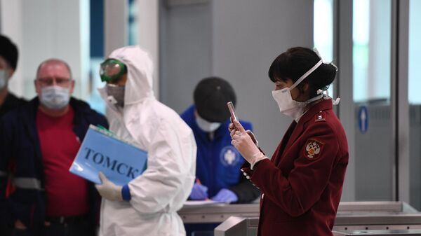 Сотрудница Роспотребнадзора встречает пассажиров в аэропорту 