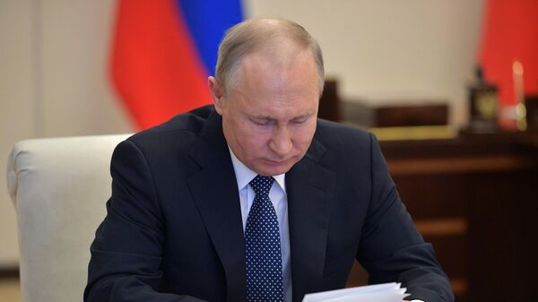Владимир Путин проводит в режиме видеоконференции совещание с экспертами по вопросам развития ситуации с коронавирусной инфекцией и мерам по её профилактике
