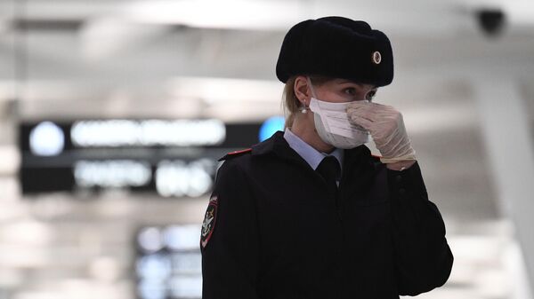 Сотрудница полиции в аэропорту Толмачево
