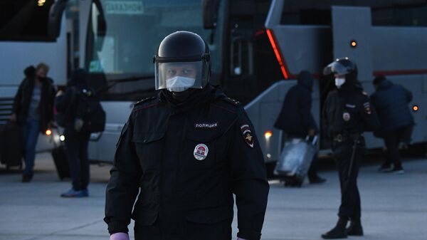 Сотрудники полиции в аэропорту Толмачево