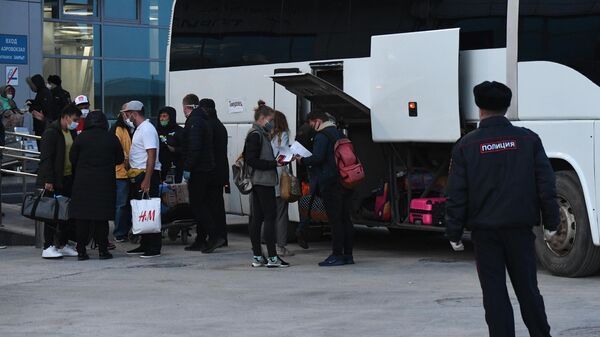 Пассажиры, прилетевшие рейсом 5702 Бангкок - Новосибирск, в аэропорту Толмачево