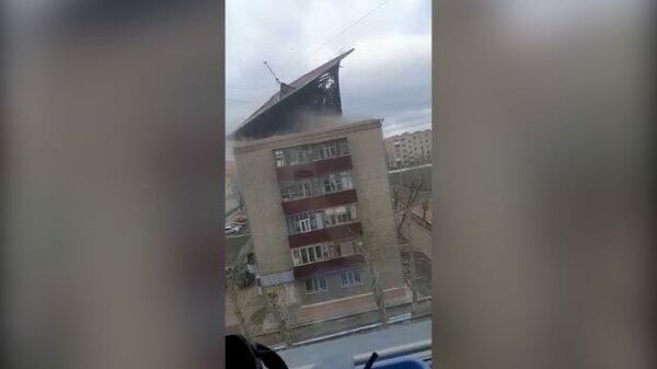 На севере Казахстана ветер сорвал крышу