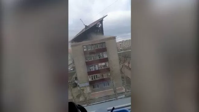 На севере Казахстана ветер сорвал крышу