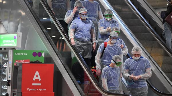 Медицинские работники перед встречей пассажиров, прилетающих из Бангкока