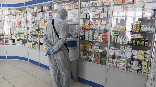 Человек в защитном костюме в одной из аптек
