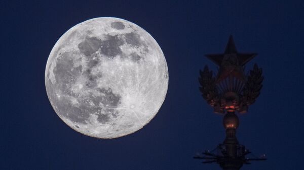 Полная луна в небе над Москвой