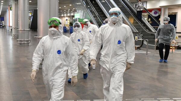 Медицинские работники перед встречей пассажиров, прилетающих из Бангкока в Москву в аэропорту Шереметьево