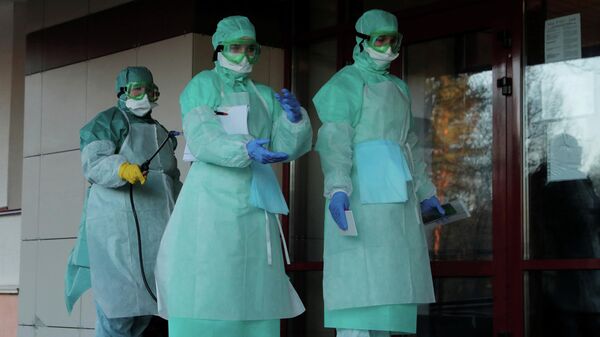 Медицинские работники в защитных костюмах в Минске