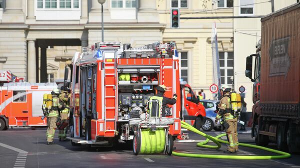 Пожарные на месте возгорания в строящемся Городском дворце в районе Митте, Германия