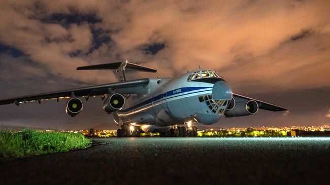 Военно-транспортный самолет ВКС России Ил-76 МД с российскими военными медиками, прибывшими в Армению для помощи в борьбе с коронавирусом