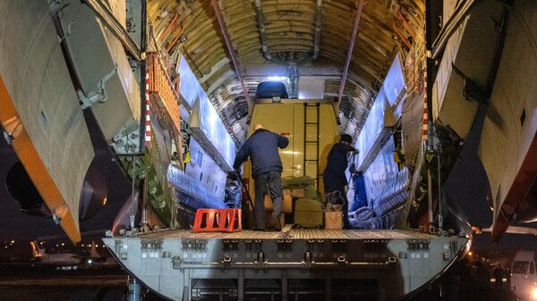 Военно-транспортный самолет ВКС России Ил-76 МД с российскими военными медиками, прибывшими в Армению для помощи в борьбе с коронавирусом, разгружается в аэропорту Эребуни