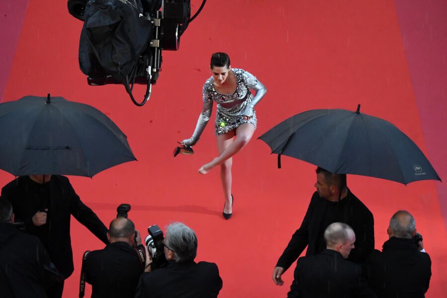 Актриса Кристен Стюарт на красной дорожке в рамках 71-го Каннского международного фестиваля