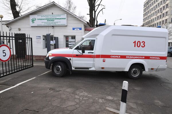 Машина скорой медицинской помощи у въезда на территорию Городской клинической инфекционной больницы в Минск Машина скорой медицинской помощи у въезда на территорию Городской клинической инфекционной больницы в Минск