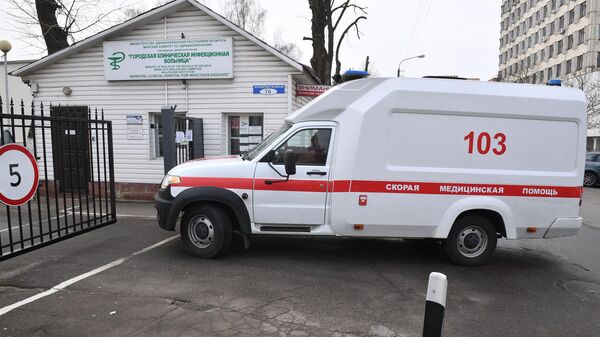 Машина скорой медицинской помощи у въезда на территорию Городской клинической инфекционной больницы в Минск