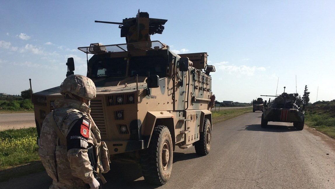 Военнослужащий российской военной полиции во время совместного с турецкими военными патрулирования трассы М-4 в провинции Идлиб в Сирии - РИА Новости, 1920, 14.04.2020