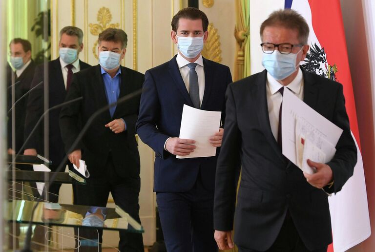 Федеральный канцлер Австрии Себастьян Курц и министры на пресс-конференции в Вене Федеральный канцлер Австрии Себастьян Курц и министры на пресс-конференции в Вене