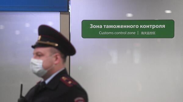 Сотрудник полиции у выхода из зоны таможенного контроля в Международном аэропорту Шереметьево