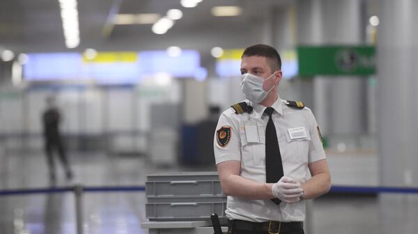 Сотрудник службы безопасности в Международном аэропорту Шереметьево