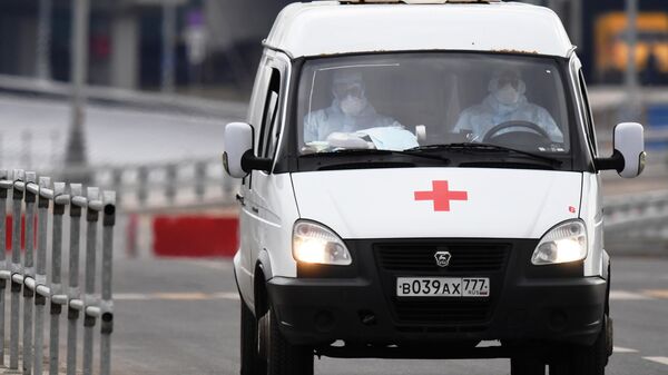 Машина скорой медицинской помощи возле больницы в Коммунарке