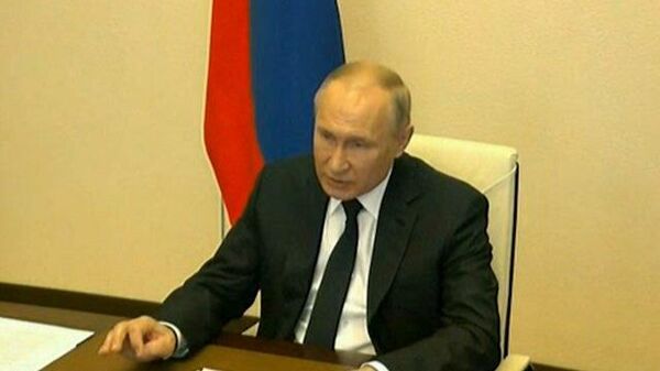 Путин попросил упростить механизм продления личных документов