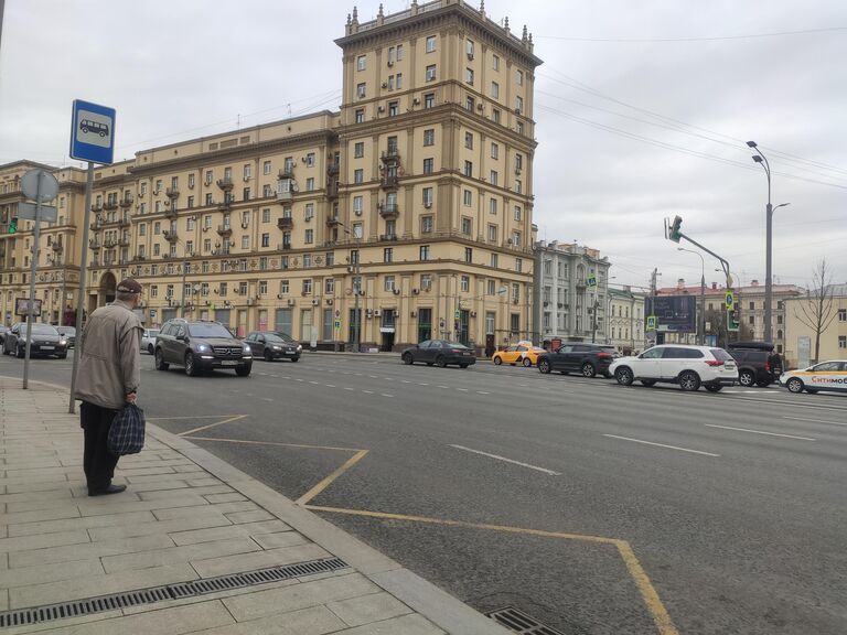 Мужчина ждет автобус