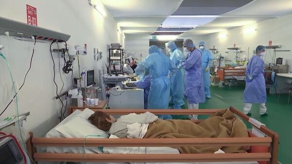 Работа российских военных врачей в полевом госпитале в Бергамо. Стоп-кадр видео