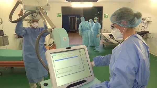 Работа российских военных врачей в полевом госпитале в Бергамо. Стоп-кадр видео