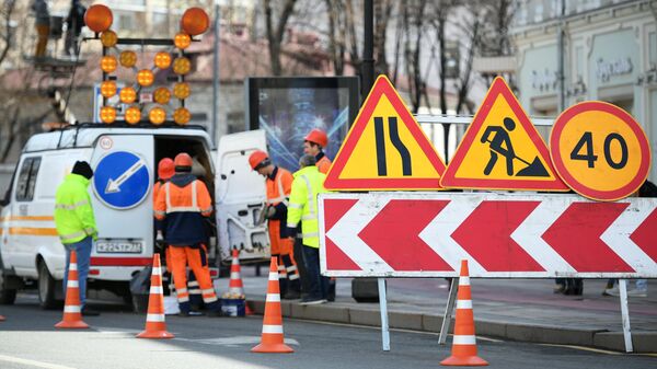 Сотрудники дорожной службы наносят и обновляют разметки на улицах в Москве