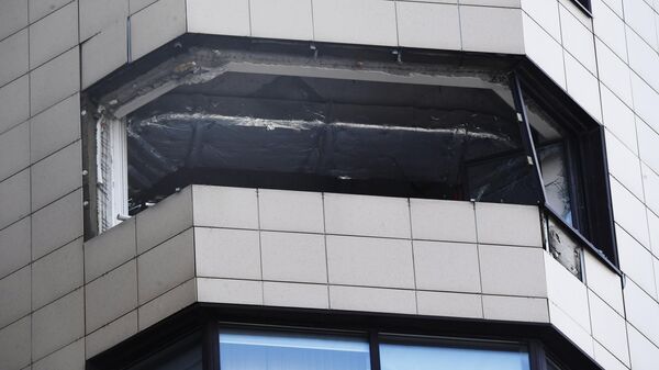 Выбитое взрывом окно бизнес-центра Панорама на 2-й Брестской улице в Москве