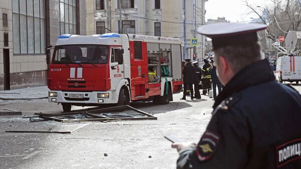 Сотрудники полиции и машина противопожарной службы у бизнес-центра Панорама на 2-й Брестской улице в Москве