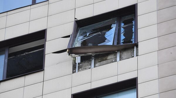 Выбитое взрывом окно бизнес-центра Панорама на 2-й Брестской улице в Москве