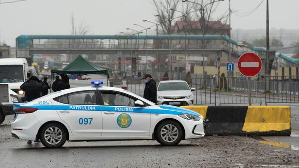 Полицейский автомобиль на блокпосте при въезде в Алма-Ату