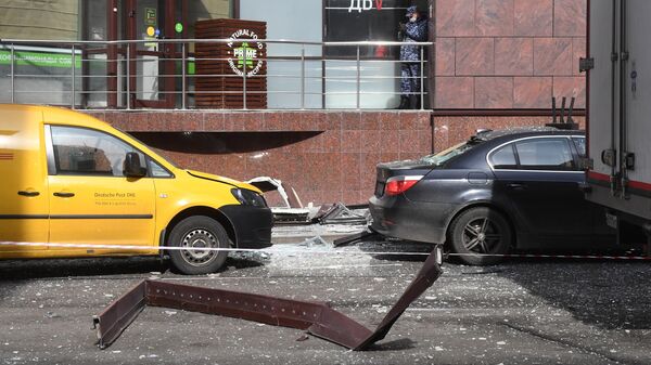 Осколки выбитых взрывом окон бизнес-центра Панорама на 2-й Брестской улице в Москве