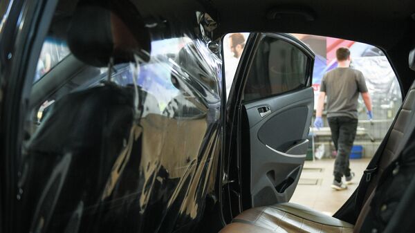 Защитная перегородка между водителем и пассажиром в автомобиле сервиса заказа такси Ситимобил