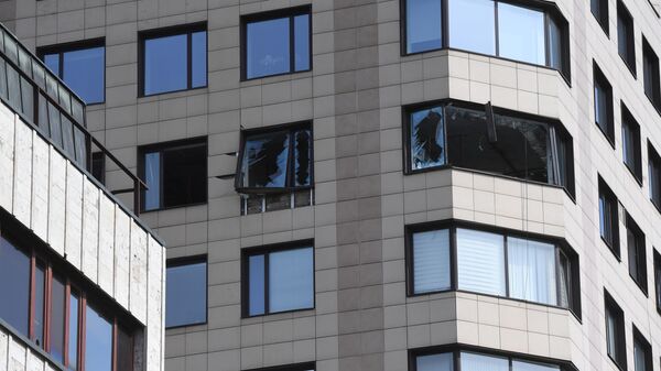 Выбитые взрывом окна бизнес-центра Панорама на 2-й Брестской улице в Москве
