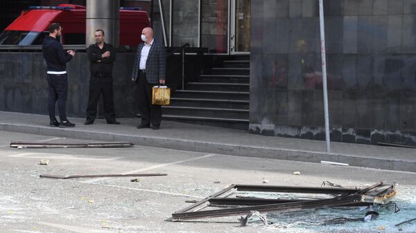 Осколки выбитого взрывом окна бизнес-центра Панорама на 2-й Брестской улице в Москве