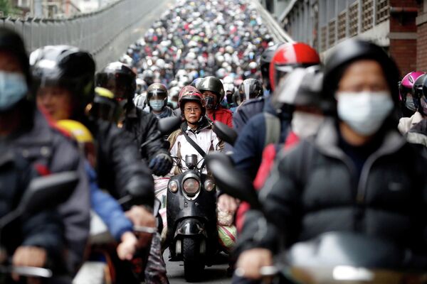 Люди в защитных масках в утренний час пик в Тайбэе, Тайвань