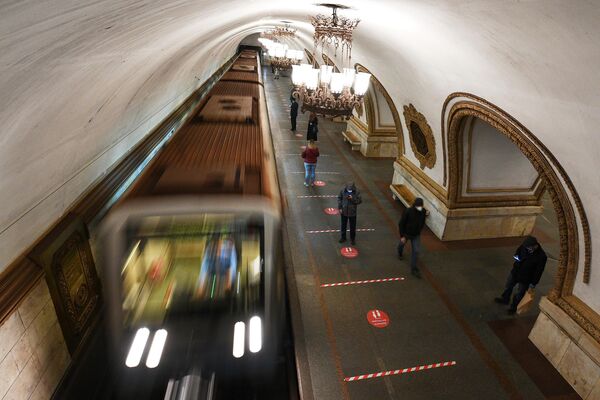 Информационные стикеры на станции Московского метрополитена с призывом соблюдать дистанцию