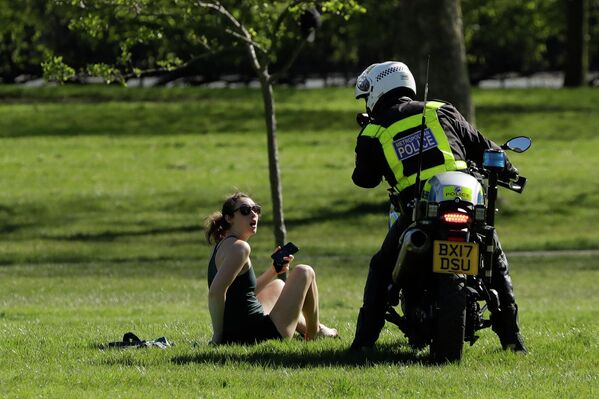 Британский полицейский говорит женщине идти домой в Примроуз-хилл, Лондон