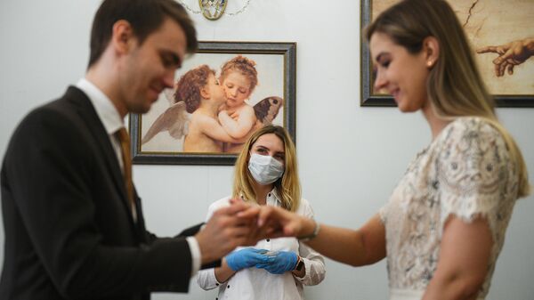 Молодожены во дворце бракосочетания №1 в Москве
