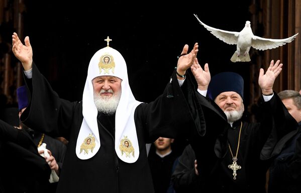 Патриарх Московский и всея Руси Кирилл выпускает голубя в небо в праздник Благовещения Пресвятой Богородицы в храме Христа Спасителя в Москве