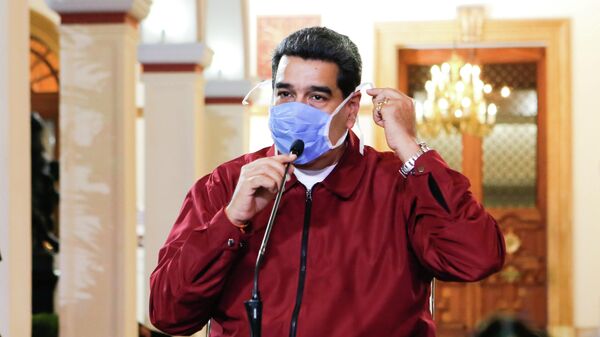 Президент Венесуэлы Николас Мадуро в защитной маске во время встречи во Дворце Мирафлорес в Каракасе