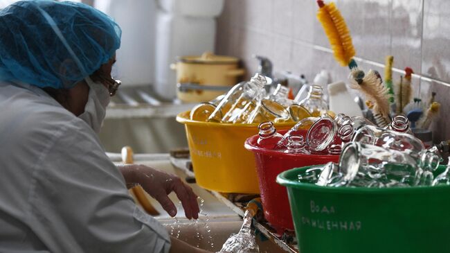 Предварительная мойка посуды в производственном блоке аптеки №6 муниципального предприятия Новосибирская аптечная сеть